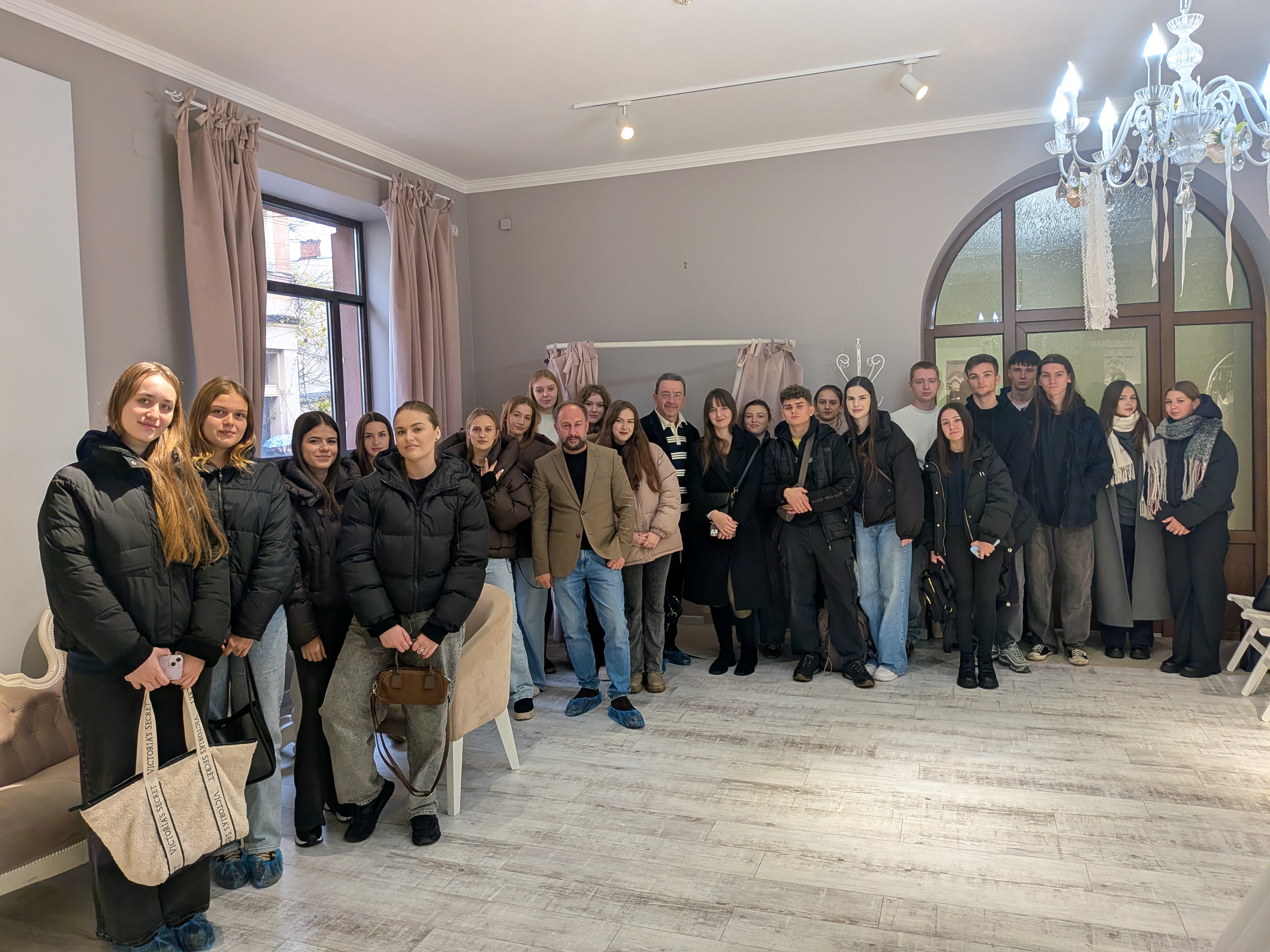 ЕЛЕГАНТНІСТЬ У КОЖНОМУ ШВІ МАЙСТРА ТА РІШЕННІ МЕНЕДЖЕРА